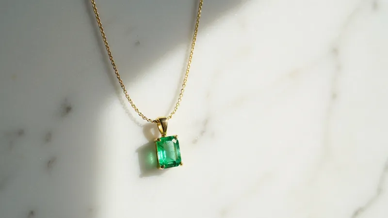 Collier or jaune et émeraude : guide pour bien choisir